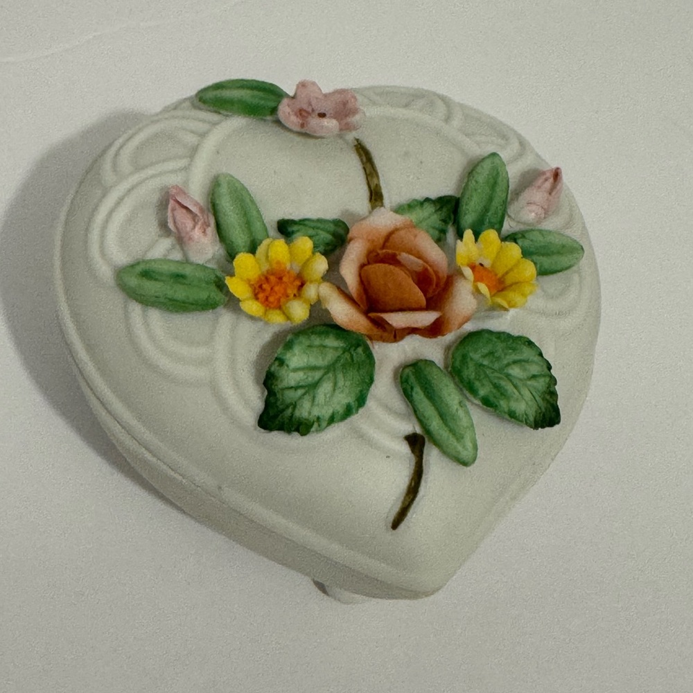 VINTAGE LEFTON HAND PAINTED TRINKET BOX HEART SHAPED RAISED FLOWERS